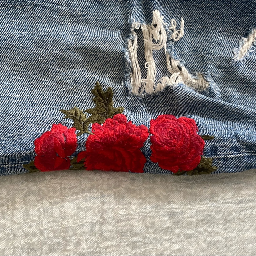 Levi’s 501 Tapered Embroidered Distressed Cropped Jeans (31x26) - Picture 5 of 7